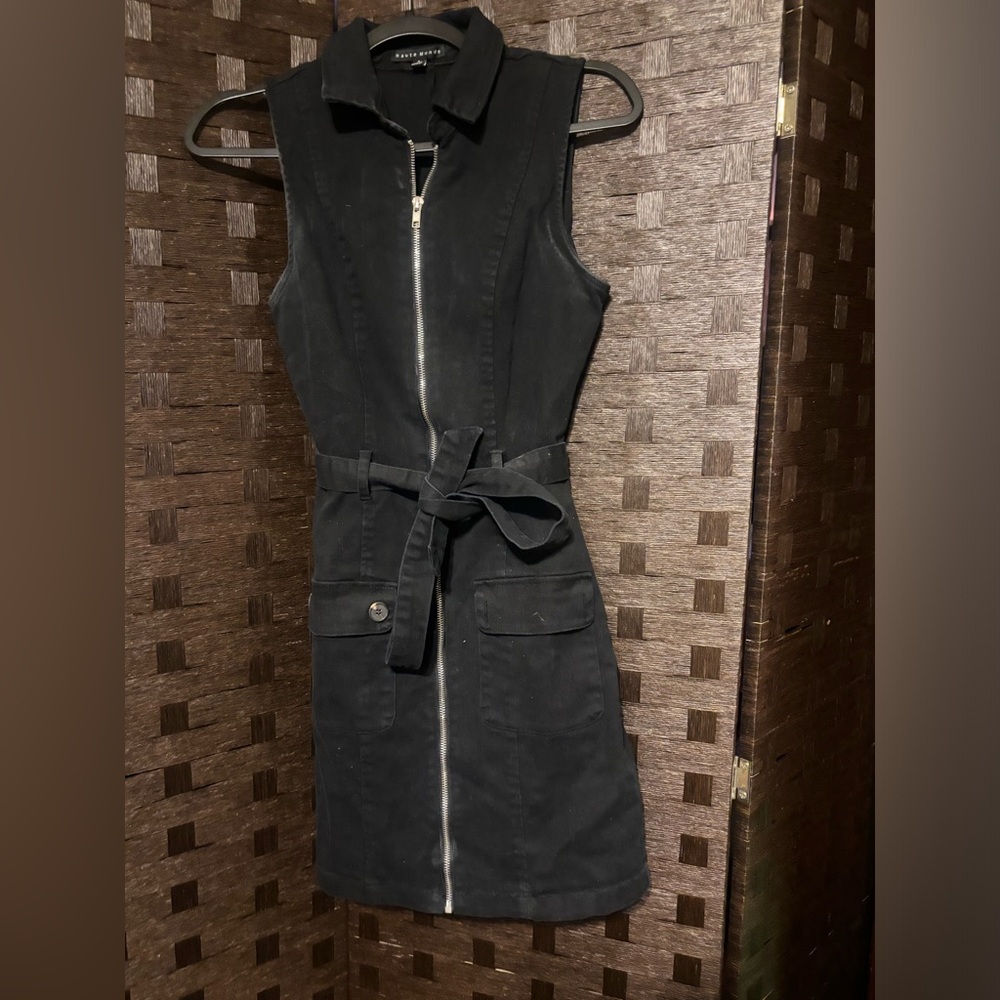 Sleeveless denim black zip up dress!